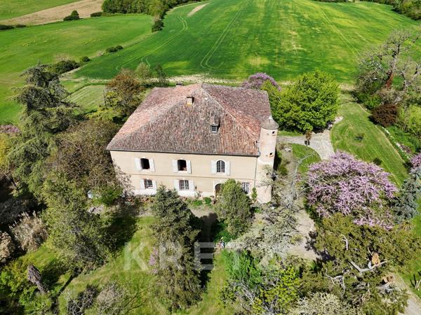 Propriété rare : château XVIIIe, parc de 2 ha et donjon insolite