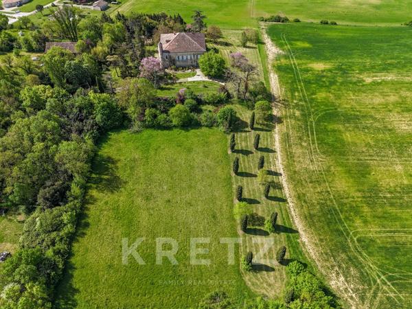 Propriété rare : château XVIIIe, parc de 2 ha et donjon insolite