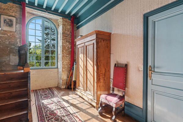 Propriété rare : château XVIIIe, parc de 2 ha et donjon insolite