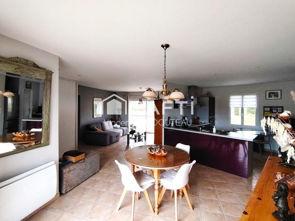 Beau pavillon de plain pied avec piscine