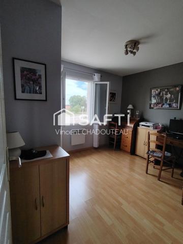 Beau pavillon de plain pied avec piscine