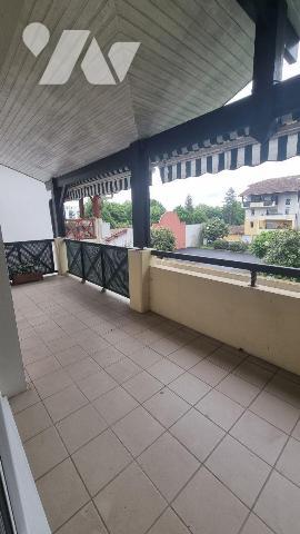 BAYONNE
Appartement au 2ème étage avec grand balcon de 14 m² et garage de 15 m², stationnement...