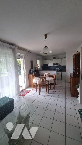 BAYONNE
Appartement au 2ème étage avec grand balcon de 14 m² et garage de 15 m², stationnement...