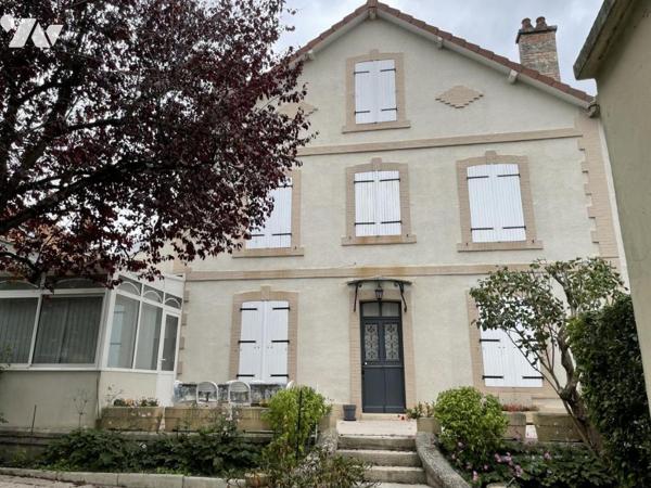 Maison de 6 pièces. Terrain clos de 280 m². Garage.
