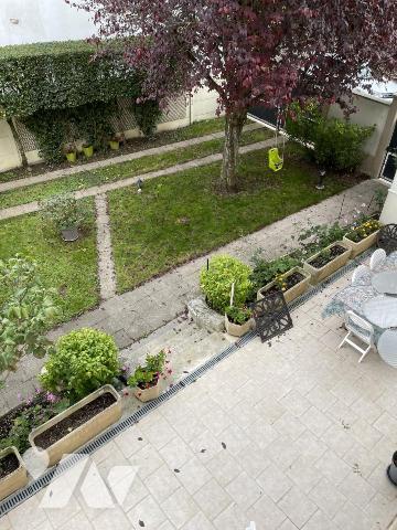 Maison de 6 pièces. Terrain clos de 280 m². Garage.