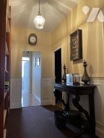 Maison de 6 pièces. Terrain clos de 280 m². Garage.