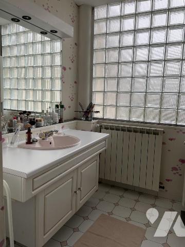 Maison de 6 pièces. Terrain clos de 280 m². Garage.