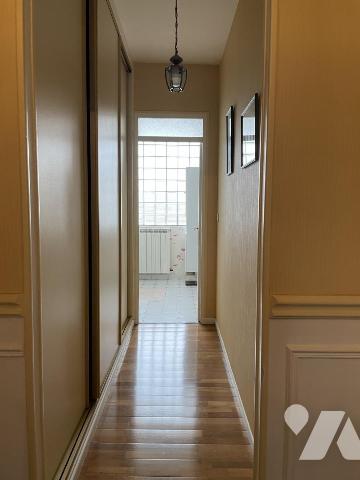 Maison de 6 pièces. Terrain clos de 280 m². Garage.