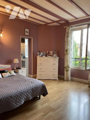 Maison de 6 pièces. Terrain clos de 280 m². Garage.