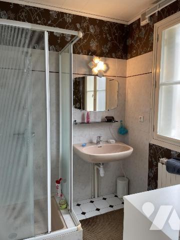 Maison de 6 pièces. Terrain clos de 280 m². Garage.