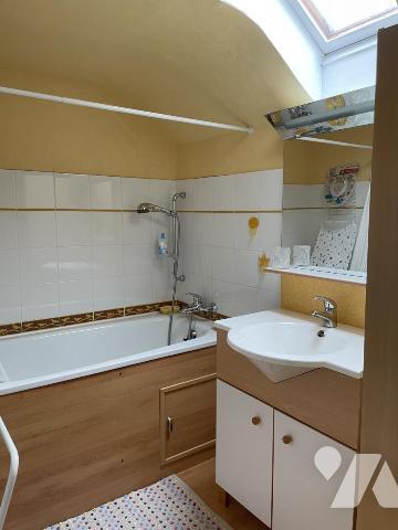 Maison de 6 pièces. Terrain clos de 280 m². Garage.