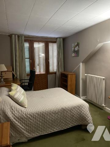 Maison de 6 pièces. Terrain clos de 280 m². Garage.