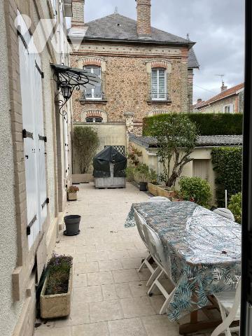 Maison de 6 pièces. Terrain clos de 280 m². Garage.