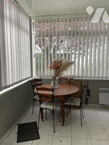 Maison de 6 pièces. Terrain clos de 280 m². Garage.