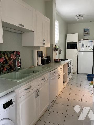 Maison de 6 pièces. Terrain clos de 280 m². Garage.