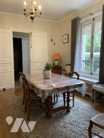 Maison de 6 pièces. Terrain clos de 280 m². Garage.