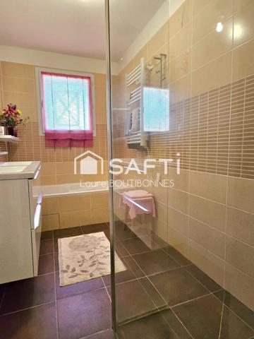 Maison de plain pied double garage et piscine