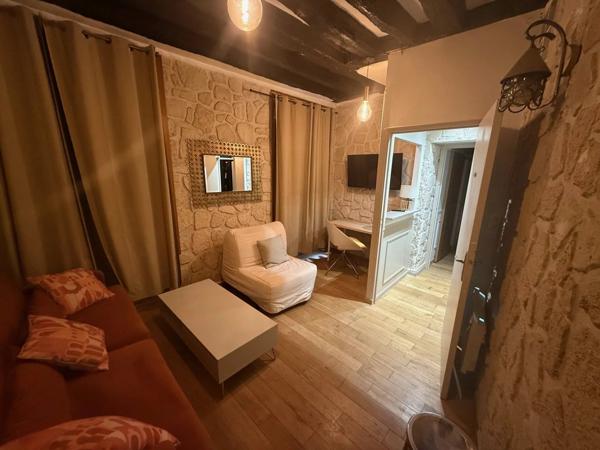 Location                                                      Appartement
                        
                     3 pièces                      44 m2                     à Paris 5