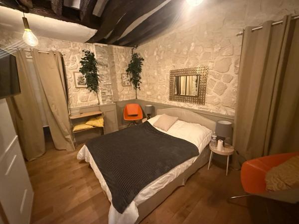 Location                                                      Appartement
                        
                     3 pièces                      44 m2                     à Paris 5
