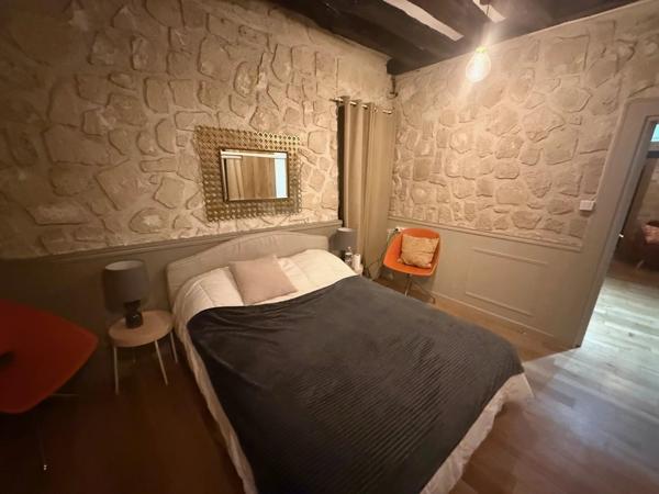 Location                                                      Appartement
                        
                     3 pièces                      44 m2                     à Paris 5
