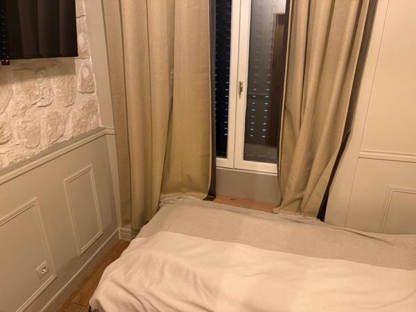 Location                                                      Appartement
                        
                     3 pièces                      44 m2                     à Paris 5