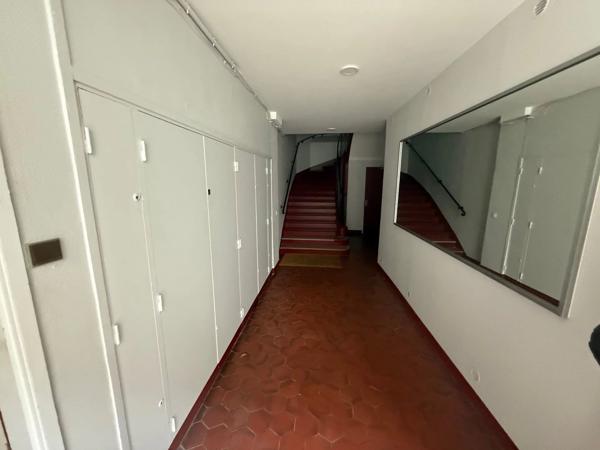 Location                                                      Appartement
                        
                     3 pièces                      44 m2                     à Paris 5