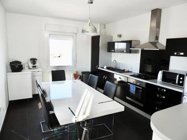 tres beau appartement situe au troisieme etage avec garage exterieur