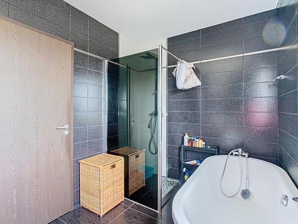 tres beau appartement situe au troisieme etage avec garage exterieur