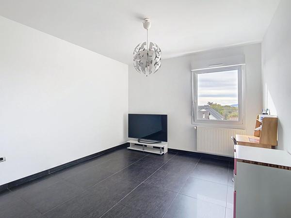 tres beau appartement situe au troisieme etage avec garage exterieur