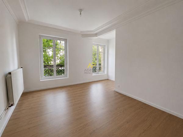 F2 MEUBLE AU PIED DE LA GARE Loyer 1 000 €/mois charges comprises **  - Référence  2112