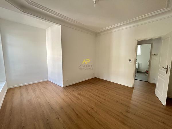 F2 MEUBLE AU PIED DE LA GARE Loyer 1 000 €/mois charges comprises **  - Référence  2112