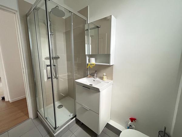 F2 MEUBLE AU PIED DE LA GARE Loyer 1 000 €/mois charges comprises **  - Référence  2112