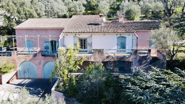Maison individuelle avec garage et piscine à Collobrières 