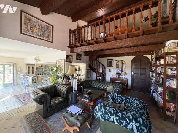 Maison individuelle avec garage et piscine à Collobrières 