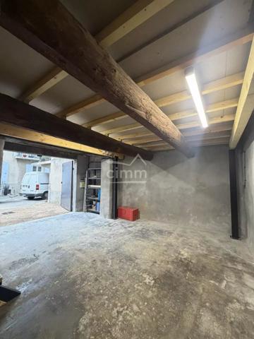Cimm Immobilier vous propose un garage idéal pour du stockage sur deux niveaux, situé en plein centre-ville d’Oraison.