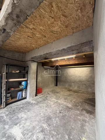 Cimm Immobilier vous propose un garage idéal pour du stockage sur deux niveaux, situé en plein centre-ville d’Oraison.