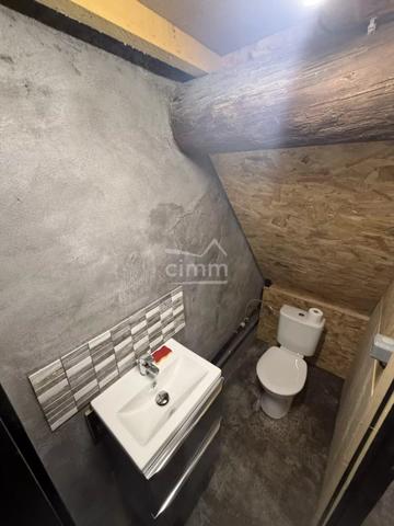 Cimm Immobilier vous propose un garage idéal pour du stockage sur deux niveaux, situé en plein centre-ville d’Oraison.