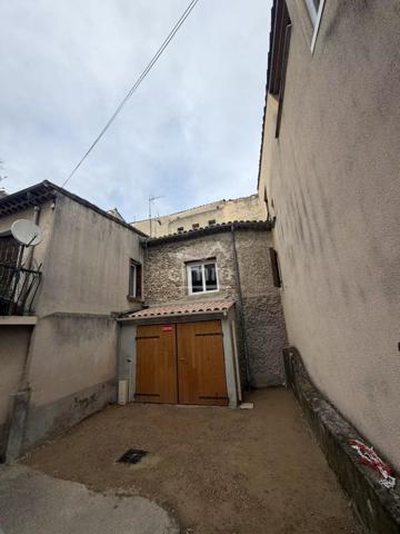 Cimm Immobilier vous propose un garage idéal pour du stockage sur deux niveaux, situé en plein centre-ville d’Oraison.