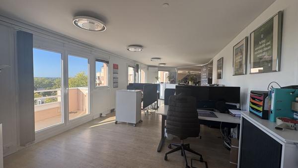 Plateau de bureaux lumineux de 359,67 m² avec parkings - Orléans Ouest, proximité Pont de l'Europe