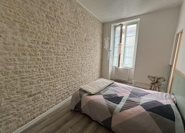 URGENT - Maison de ville spacieuse et rénovée + garage