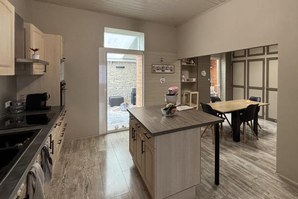 URGENT - Maison de ville spacieuse et rénovée + garage