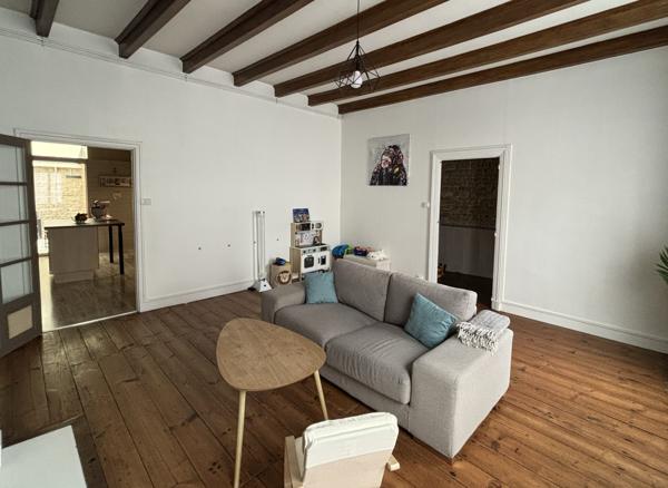 URGENT - Maison de ville spacieuse et rénovée + garage