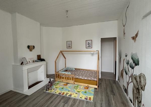 URGENT - Maison de ville spacieuse et rénovée + garage