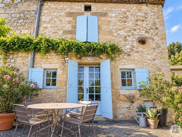 Maison de village en pierre avec garage.