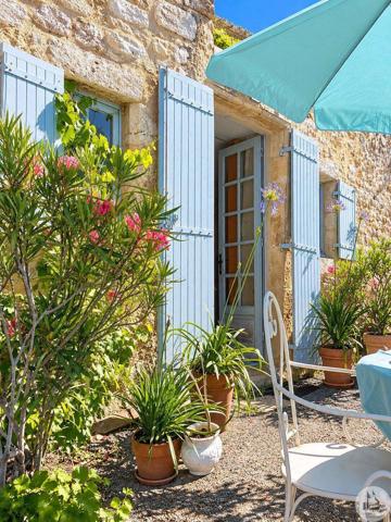 Maison de village en pierre avec garage.