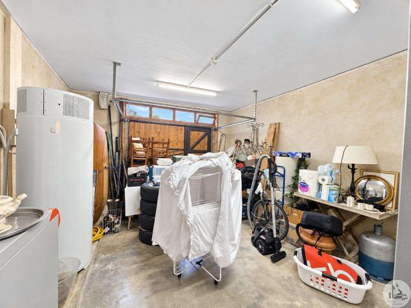 Maison de village en pierre avec garage.