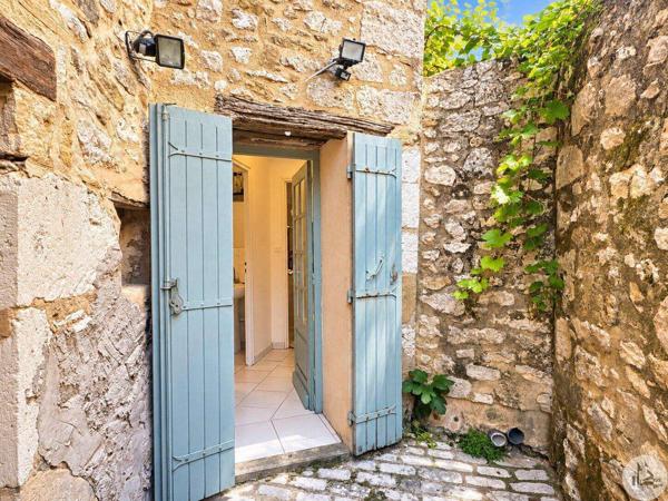Maison de village en pierre avec garage.