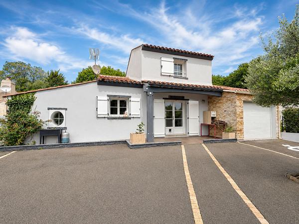 Maison 3 chambres avec piscine ? Quartier résidentiel recherché