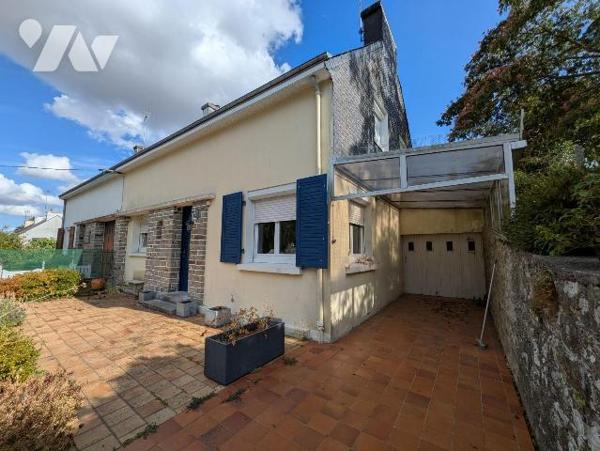 Quimperlé, haute ville, maison proche de toutes commodités, composée comme suit:
- Rez-de-chau...
