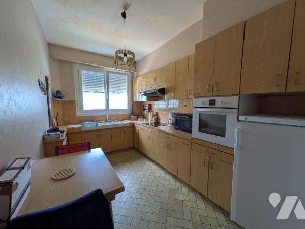 Quimperlé, haute ville, maison proche de toutes commodités, composée comme suit:
- Rez-de-chau...